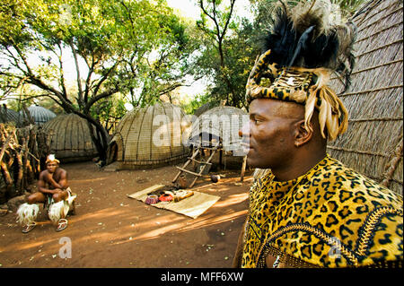 ZULU Mann in traditioneller Kleidung Lesedi Cultural Village in der Nähe von Johannesburg, Südafrika Stockfoto