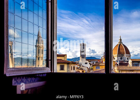 Die Uffizien bieten von ihren Fenstern einen fantastischen Blick auf den Dom und die Kathedrale von Florenz. Stockfoto