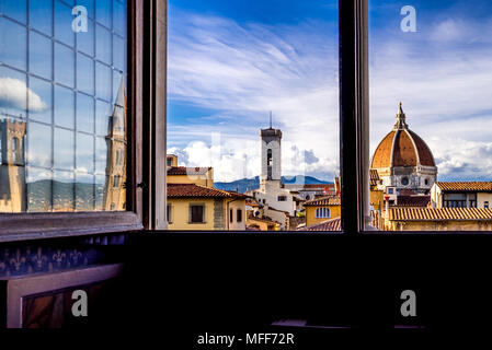 Die Uffizien bieten von ihren Fenstern einen fantastischen Blick auf den Dom und die Kathedrale von Florenz. Stockfoto