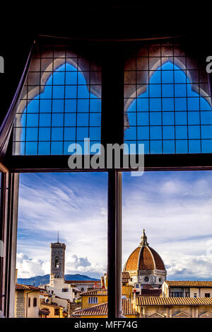 Die Uffizien bieten von ihren Fenstern einen fantastischen Blick auf den Dom und die Kathedrale von Florenz. Stockfoto