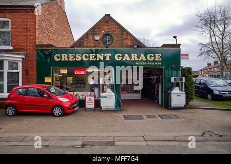 Die traditionellen kleinen Halbmond Garage im Crescent, Crewe, Cheshire Stockfoto