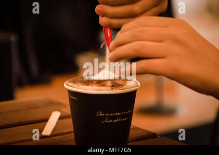 Letztere genießen Trinken barista Espresso zum Frühstück in einem Restaurant Stockfoto