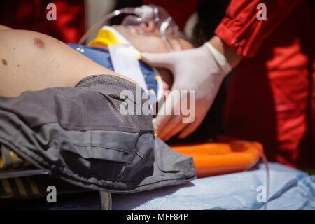 Rescue Feuerwehrleute und Sanitäter nehmen an einem aus verunfallten Fahrzeugen an einen Bohrer Car Crash Site Stockfoto