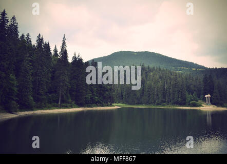 Warren Synevyr Bergsee in den Karpaten, in der Ukraine. Der See ist bekannt für sein klares Wasser und eine große Anzahl an Forellen Stockfoto