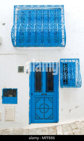 Orientalisches design blaue Tür mit einem Muster auf einem lehm Mauer in Tunesien Stockfoto