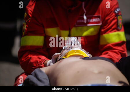 Rescue Feuerwehrleute und Sanitäter nehmen an einem aus verunfallten Fahrzeugen an einen Bohrer Car Crash Site Stockfoto