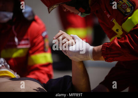 Rescue Feuerwehrleute und Sanitäter nehmen an einem aus verunfallten Fahrzeugen an einen Bohrer Car Crash Site Stockfoto