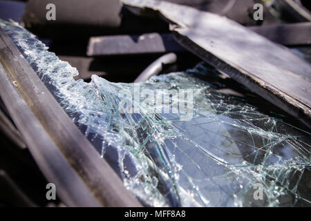 Rescue Feuerwehrleute und Sanitäter nehmen an einem aus verunfallten Fahrzeugen an einen Bohrer Car Crash Site Stockfoto