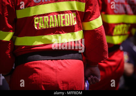 Rescue Feuerwehrleute und Sanitäter nehmen an einem aus verunfallten Fahrzeugen an einen Bohrer Car Crash Site Stockfoto