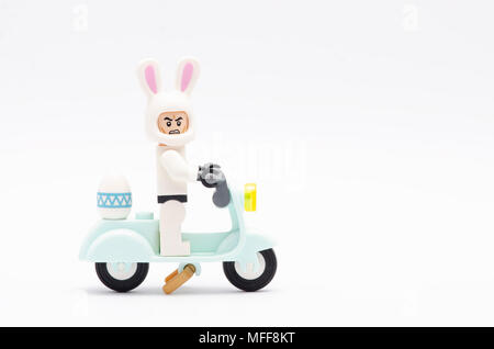Mini Abbildung von Storm Trooper tragen bunny Helm reiten Motorrad. Lego Minifiguren sind von der Lego Gruppe hergestellt. Stockfoto
