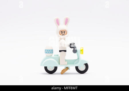 Mini Abbildung von Storm Trooper tragen bunny Helm reiten Motorrad. Lego Minifiguren sind von der Lego Gruppe hergestellt. Stockfoto