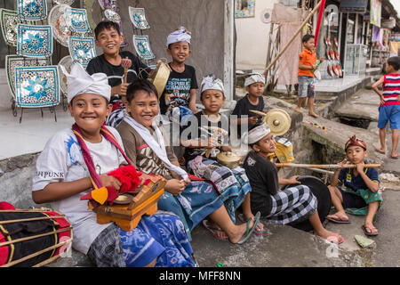 Bali, Indonesien - 16. September 2016: Balinesische Kinder spielen Barong zu Fuß auf den Straßen von Ubud in Bali, Indonesien. Stockfoto