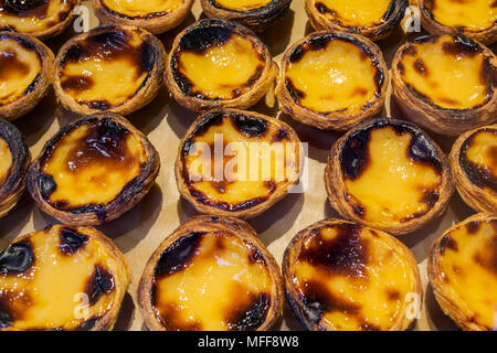 Traditionelle portugiesische Gebäck - Pastel de nata in einer Bäckerei in Porto, Portugal Stockfoto