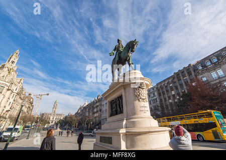 Porto, Portugal - Januar 15, 2017: Der Praça da Liberdade und die Statue von König Dom Pedro VI im historischen Zentrum der Stadt. Stockfoto