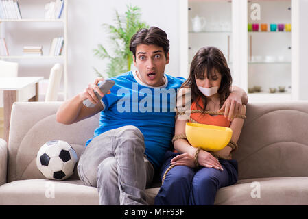 Mann binden bis seine Frau zur sportschau Fußball Stockfoto