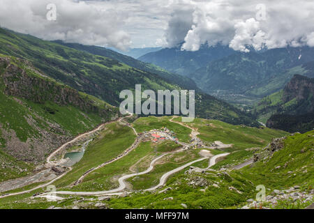 Blick von Rothang Pass an der schönen grünen Kullu Tal in Himachal Pradesh, Indien Stockfoto