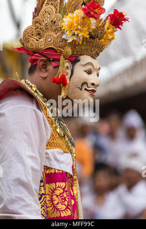 Bali, Indonesien - 17. September 2016: Unbekannter balinesischen Mann in Maske während Fest Galungan Fest in Ubud, Bali Stockfoto