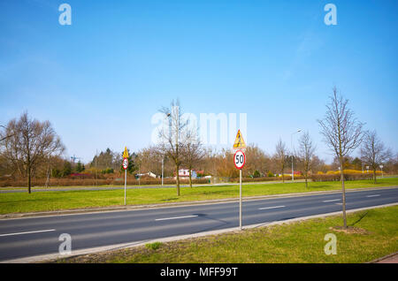 Straße mit 50 km/h Höchstgeschwindigkeit Zeichen. Stockfoto