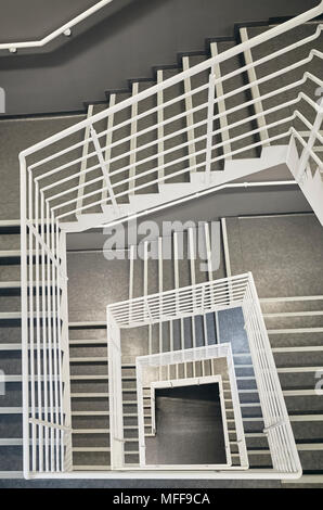 Den Blick auf eine moderne Treppe mit weißen Wand wie in einem Büro, Krankenhaus oder eine Wohnung zu finden. Stockfoto