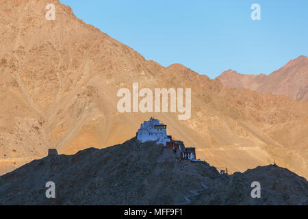 Tsemo Maitreya Tempel im Schatten bei Sonnenuntergang in Leh, Ladakh, Indien Stockfoto