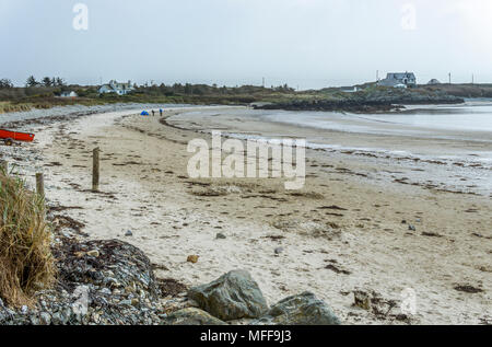 Der Blick vom Strand am Rhoscolyn auf Anglesey Stockfoto
