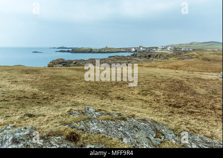 Ein Blick auf die zerklüftete Küste bei Rhoscolyn auf Anglesey. Stockfoto