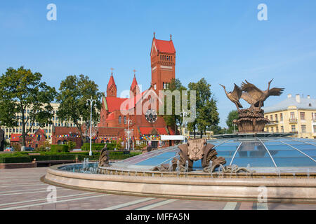 Kirche des heiligen Simon auch als die Rote Kirche bekannt und Brunnen mit Namen der Belarussischen Stadt Brest auf es auf dem Unabhängigkeitsplatz in Minsk, Belarus. Stockfoto