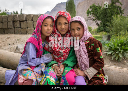 Turtuk, Indien - 28. Juni 2017: Unbekannter Balti Mädchen posiert für ein Foto in Turtuk Dorf an der Grenze zu Pakistan, Ladakh, Indien Stockfoto