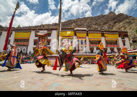 Ladakh, Indien - Juli 4, 2017: Hemis Tsechu, eine tantrische buddhistische Zeremonie in Hemis Kloster, mit tantrischen Maske tanzen/Cham Tanz durch den Mönch durchgeführt Stockfoto