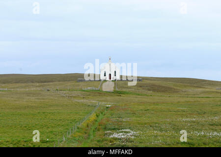 Alte remote Kapelle auf der Insel Fair Isle allein in der Landschaft Stockfoto