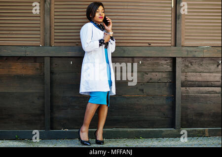 Afrikanische amerikanische Arzt Weibchen mit Stethoskop sprechen am Telefon. Stockfoto