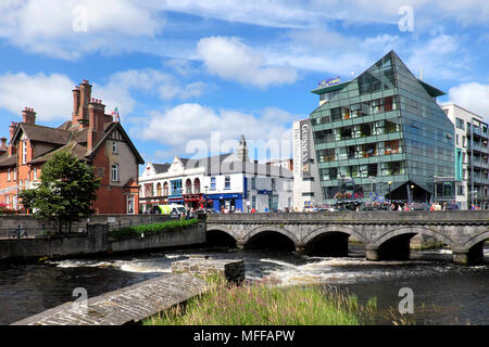 Die Garavogue River mit Yeats Memorial Building (links) und das Glasshouse Hotel (rechts), Sligo, County Sligo, Irland Stockfoto