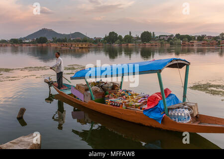 Srinagar, Indien - 13. Juni 2017: Unbekannter kaschmirischen Mann verkauf Lebensmittelgeschäft für Touristen aus seinem Boot auf Nagin See in Srinagar. Stockfoto