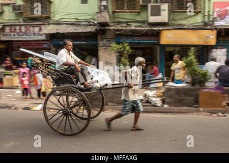 Kolkata, Indien - April 5, 2017: Traditionelle Hand zog indischen Rikscha Fahrer auf der Straße in Kolkata, West Bengal, Indien Stockfoto