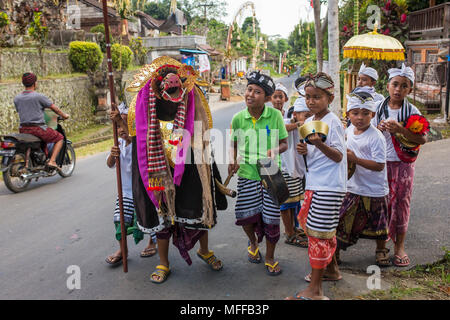 Bali, Indonesien, September 7, 2016: Balinesische Kinder spielen Barong zu Fuß auf den Straßen von Ubud in Bali, Indonesien. Stockfoto