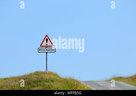 Blind summit Zeichen auf einer einzigen Schiene Straße Stockfoto