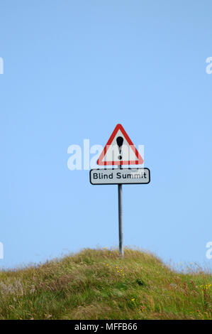 Blind summit Zeichen auf einer einzigen Schiene Straße Stockfoto
