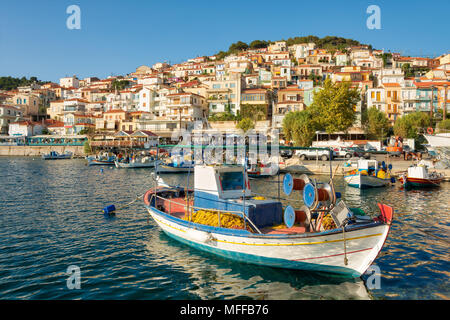Panorama Blick auf den malerischen Hafen mit traditionellen Holzmöbeln Fischerboote und das Dorf Plomari im Abendlicht, Insel Lesbos, Ägäis Griechenland Stockfoto