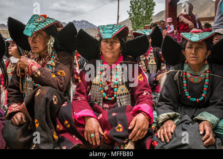 Lamayuru, Indien - 19. Juni 2017: Unbekannter Zanskari Frauen, ethnischen traditionelle Ladakhi Kopfschmuck mit Türkis namens Perakh Perak, L Stockfoto