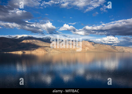 Panorama von Tso Moriri See mit schönen wolken spiegelung in der Nähe von Rupshu Karzok Dorf im Tal in Ladakh, Indien Stockfoto