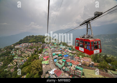 Gangtok, Indien - 1. Mai 2017: Touristen eine Seilbahn Seilbahn in Gangtok Stadt in bewölkten Tag genießen. Stockfoto