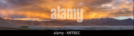 Panorama von Tso Kar See und regnerischen Sonnenuntergang Himmel in Ladakh region, Indien Stockfoto