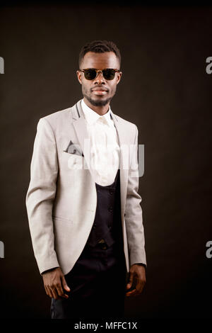 Portrait von eleganter schwarzer Mann in Sonnenbrille. Wunderschöne Afro manager Stockfoto