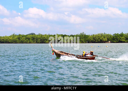 PATTAYA, THAILAND - Dezember 09: Fischer in einem Boot am 09 Dezember, 2013 in Pattaya, Thailand Stockfoto