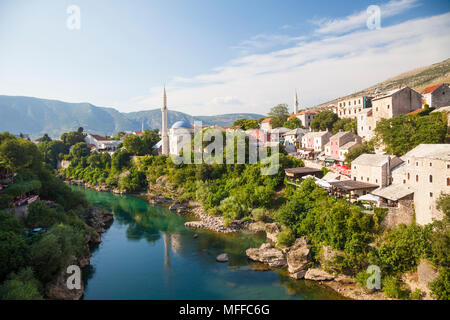 Blick über Mostar im Abendlicht von der Stari Most, der Alten Brücke in Mostar, Bosnien und Herzegowina Stockfoto