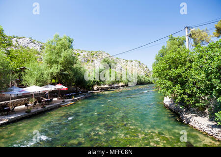 Blick weg von Blagaj Tekija in Blagaj in der Nähe von Mostar, Bosnien und Herzegowina Stockfoto