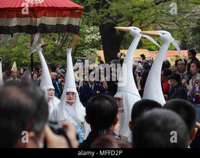 Mehrere Tänzer im Heron Kostümen führen Sie die weißen Reiher Tanz (shirasagi-no Mai), die 1000 Jahre alt ist, an der Sensoji-tempel in Tokio. Stockfoto