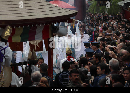 Tänzer der Weiße Reiher tanzen Anfang April an der Sensoji-tempel in Tokio, Japan. Menschenmassen kommen für dieses Bi - jährliche Prozession und Feier. Stockfoto