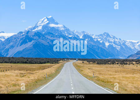 Neuseeland Südinsel Neuseeland eine gerade, leere Straße ohne Verkehr in Cook Nationalpark Neuseeland Mount Stockfoto