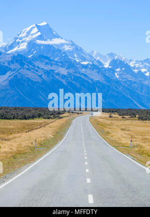 Neuseeland Südinsel Neuseeland eine gerade, leere Straße ohne Verkehr in Cook Nationalpark Neuseeland Mount Stockfoto